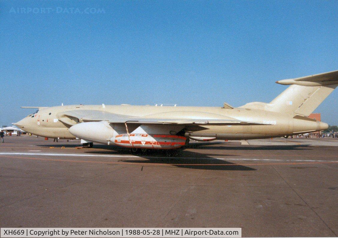 XH669, 1959 Handley Page Victor K.2 C/N HP80/54, Another view of the 55 Squadron Victor K.2 tanker in the static park at the 1988 Mildenhall Air Fete.