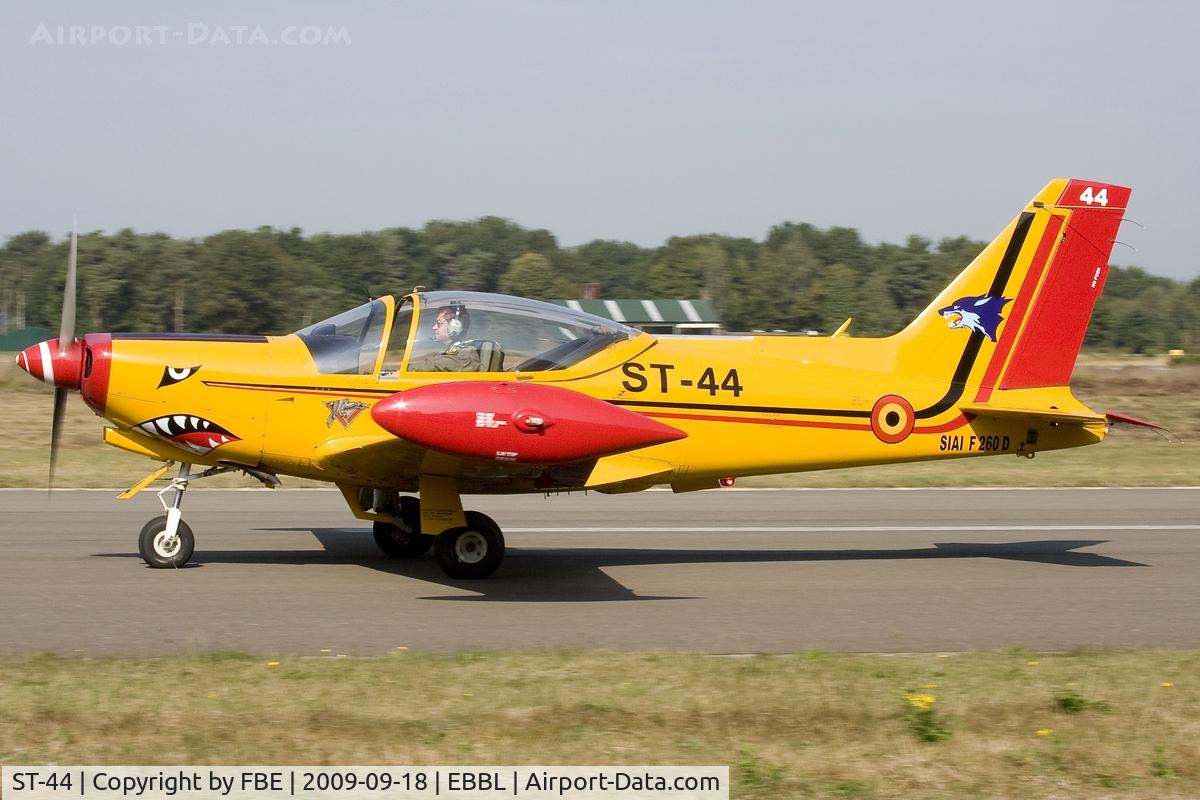 ST-44, SIAI-Marchetti SF-260D C/N 844, taxying after landing at Kleine Brogel air base