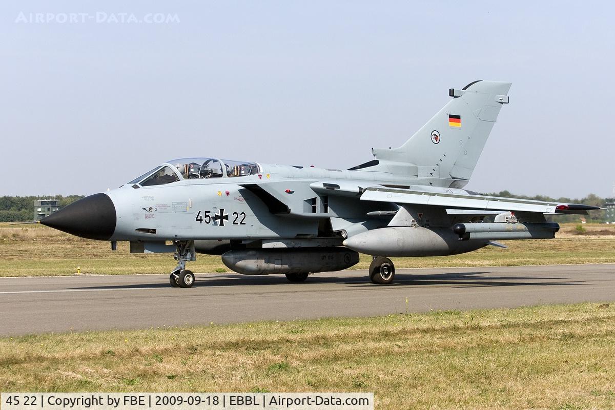 45 22, Panavia Tornado IDS C/N 558/GS170/4222, taxying out to the active