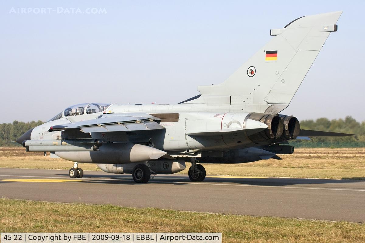 45 22, Panavia Tornado IDS C/N 558/GS170/4222, taxying out to the active