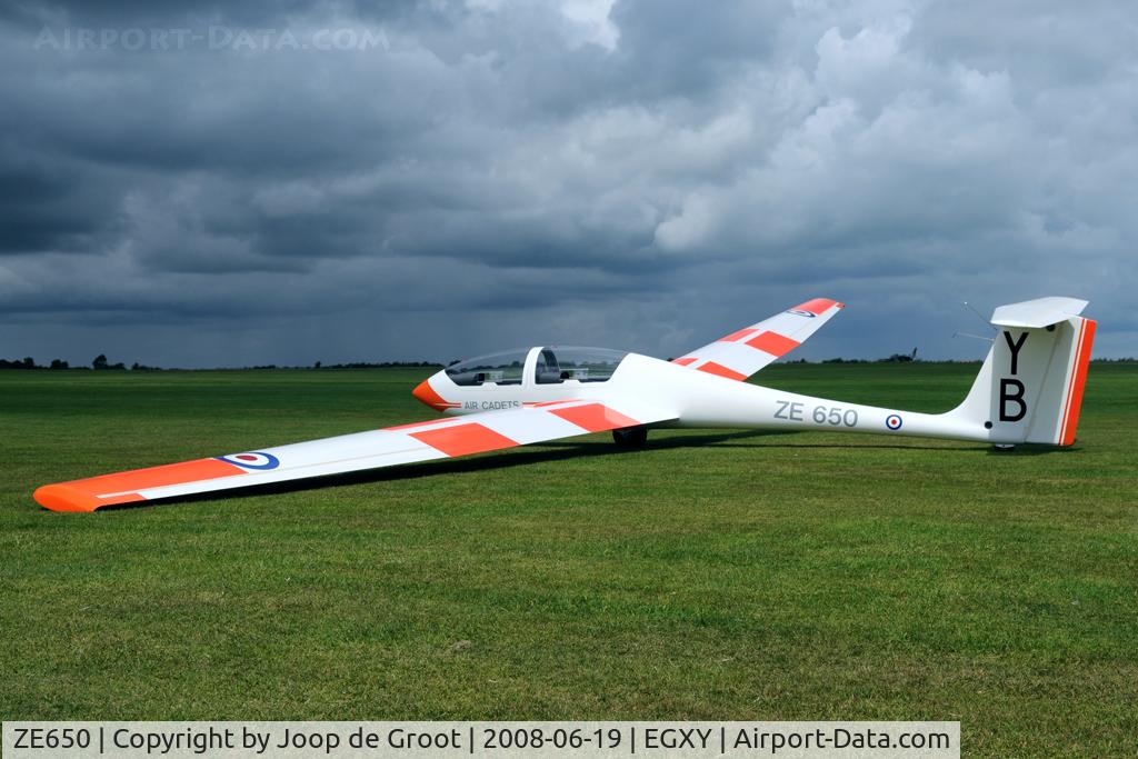 ZE650, Grob G-103A Viking TX1 C/N 33998-K-231, on the flightline waiting for the winch to be free again.