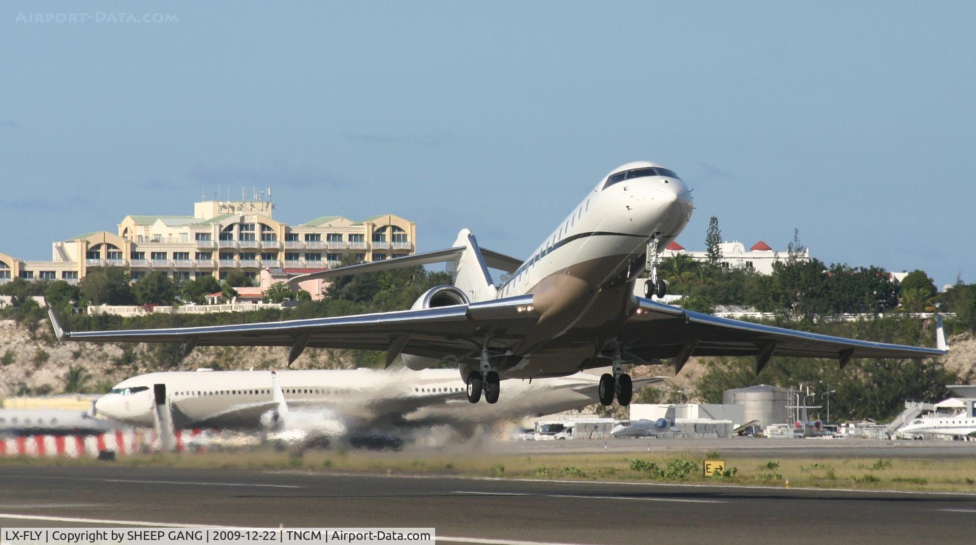 LX-FLY, 2008 Bombardier BD-700-1A10 Global Express C/N 9252, LX-FLY rotating out of tncm
