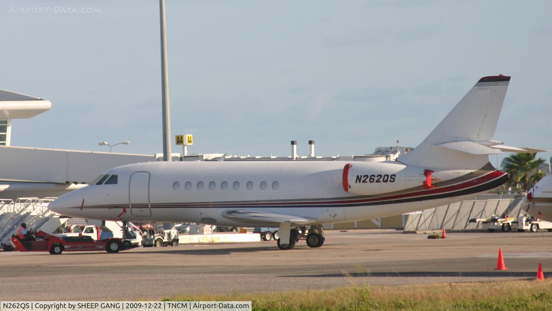 N262QS, 2001 Dassault Falcon 2000 C/N 162, n262QS being taken to a next parking place