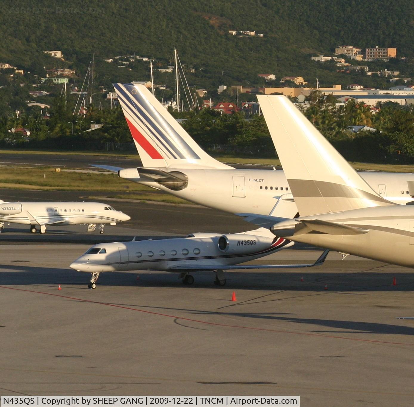 N435QS, 2006 Gulfstream Aerospace GIV-X (G450) C/N 4068, N435QS park right on the end of the parking Bravo