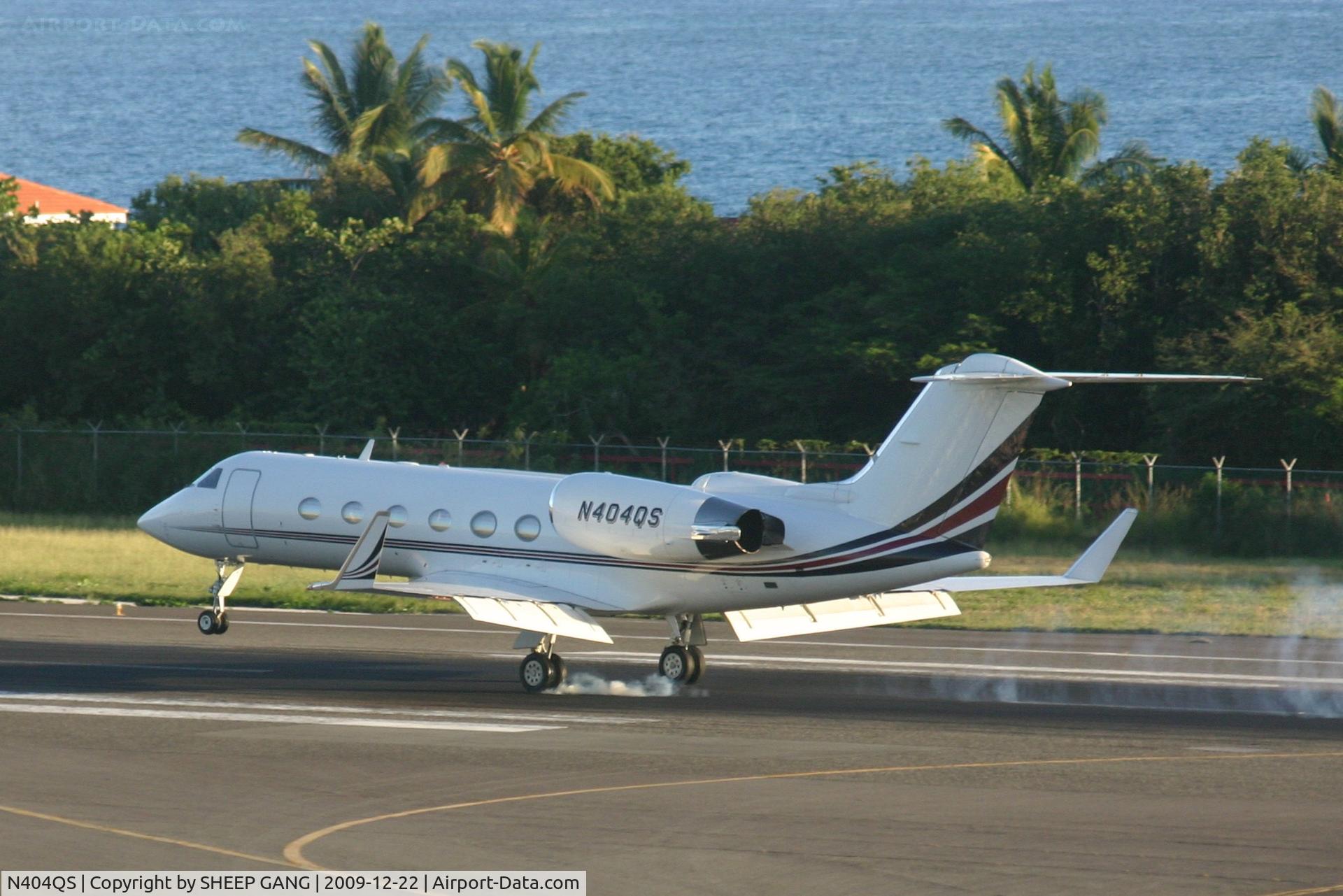 N404QS, 1996 Gulfstream Aerospace G-IV C/N 1304, N404QS main landing gear on the ground at TNCM