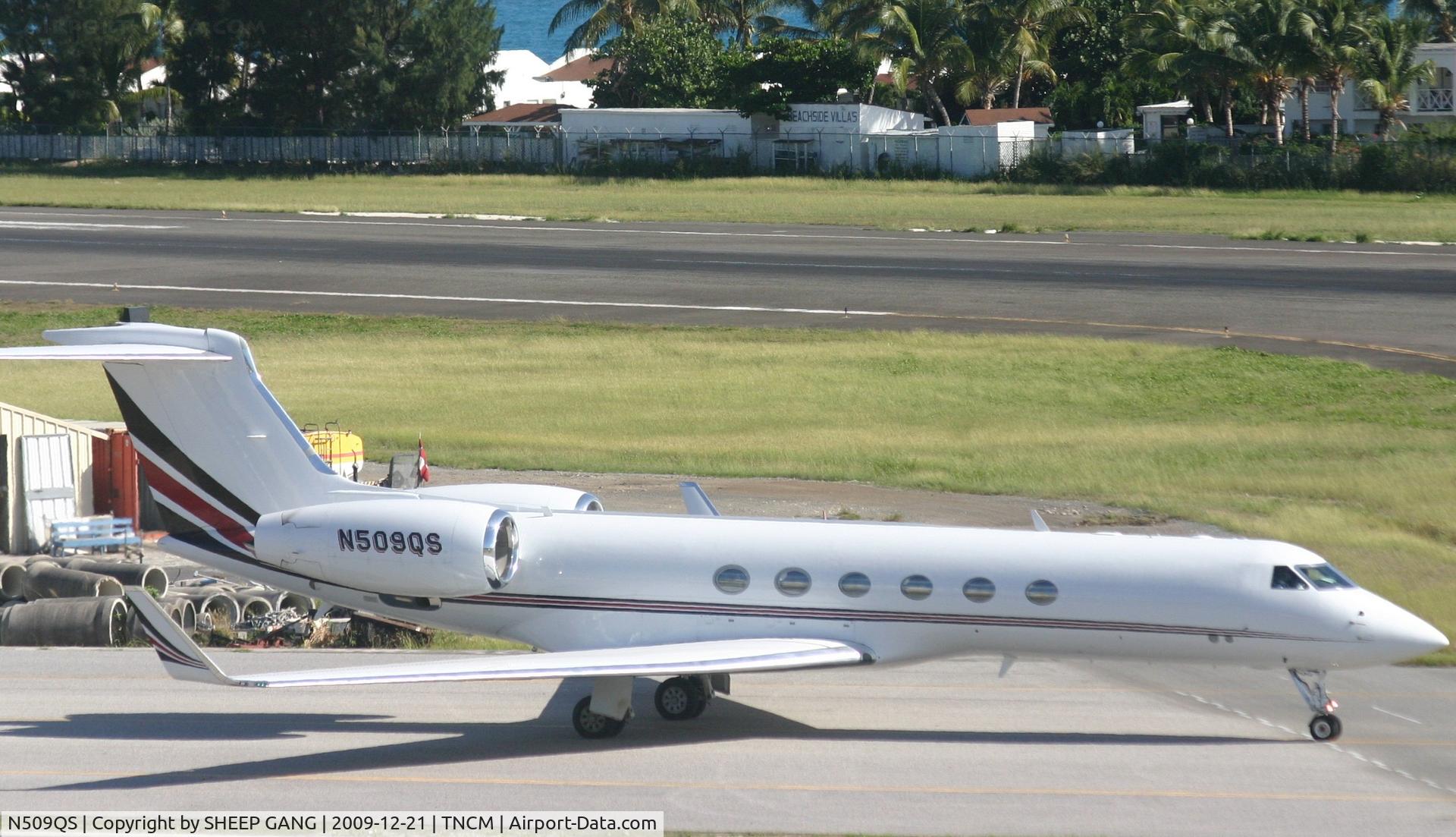 N509QS, 2001 Gulfstream Aerospace G-V C/N 637, Taxing to the holding point A for take off