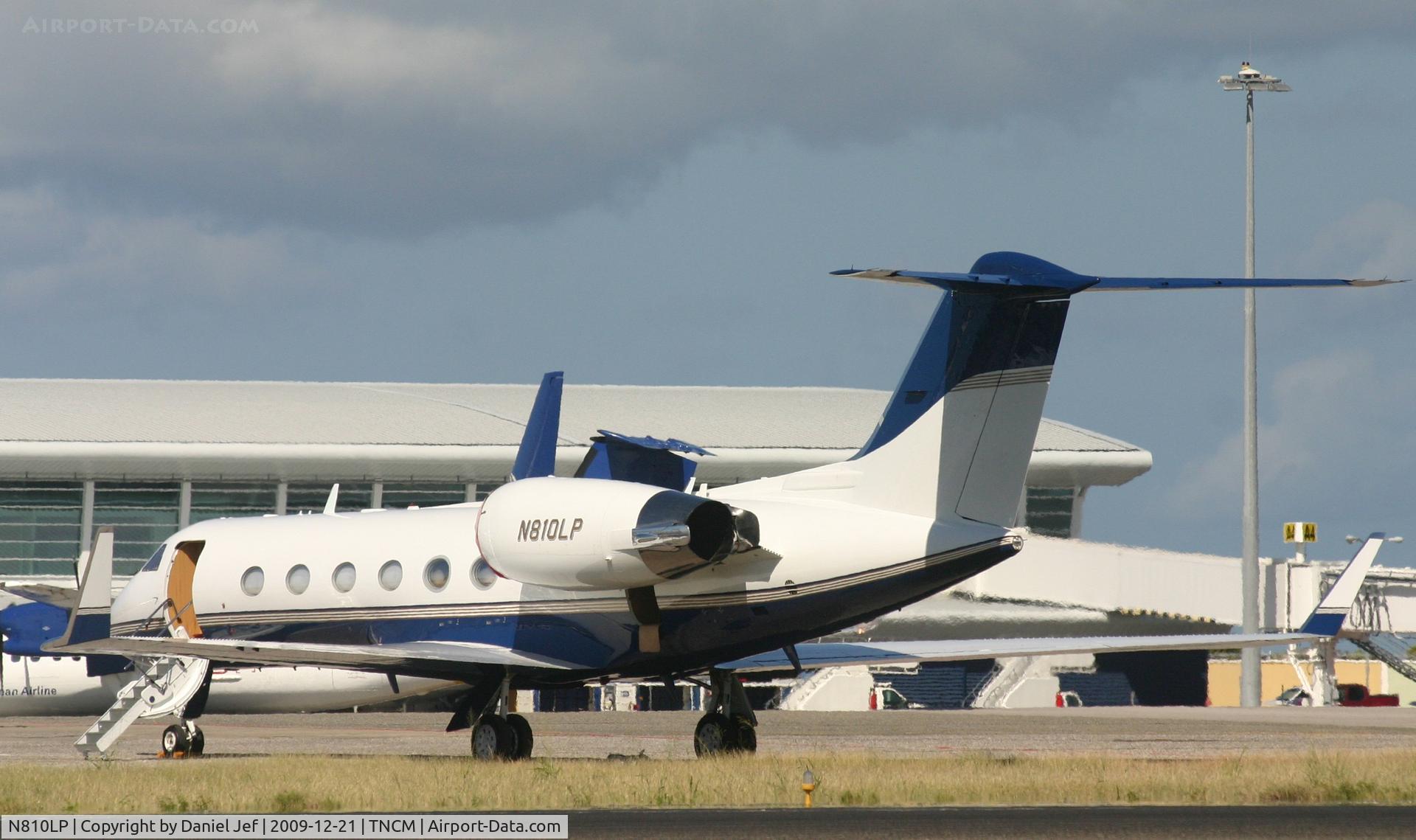 N810LP, 1995 Gulfstream Aerospace G-IV C/N 1260, N810LP park at the Bravo ramp after just Landing at tncm