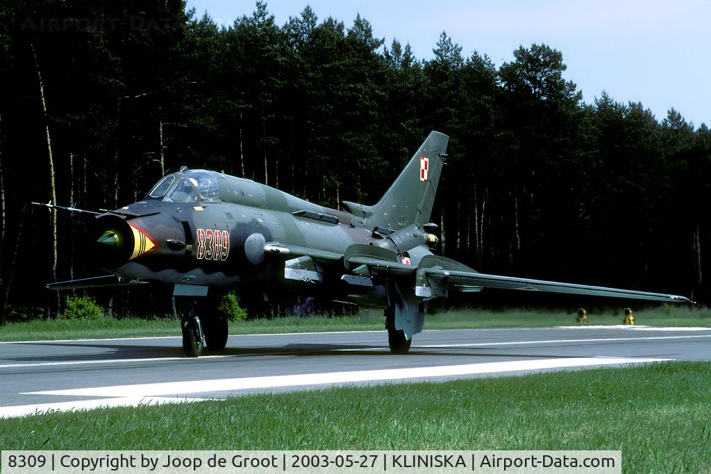 8309, Sukhoi Su-22M-4 C/N 28309, This Su-22 is preparing for take off on the Kliniska highway. This picture shows how narrow the highway strip actually is. The wings are over the verge!