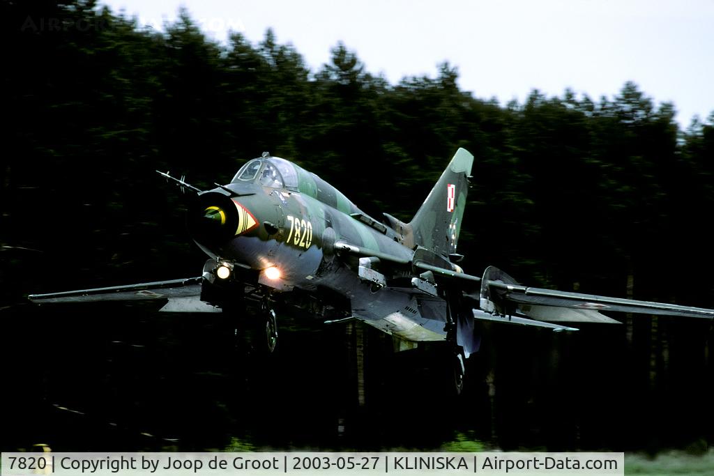 7820, Sukhoi Su-22M-4 C/N 27820, landing on the Kliniska highway.