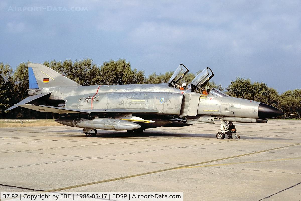 37 82, 1972 McDonnell Douglas F-4F Phantom II C/N 4553, last chance inspections prior a mission from Fliegerhorst Pferdsfeld