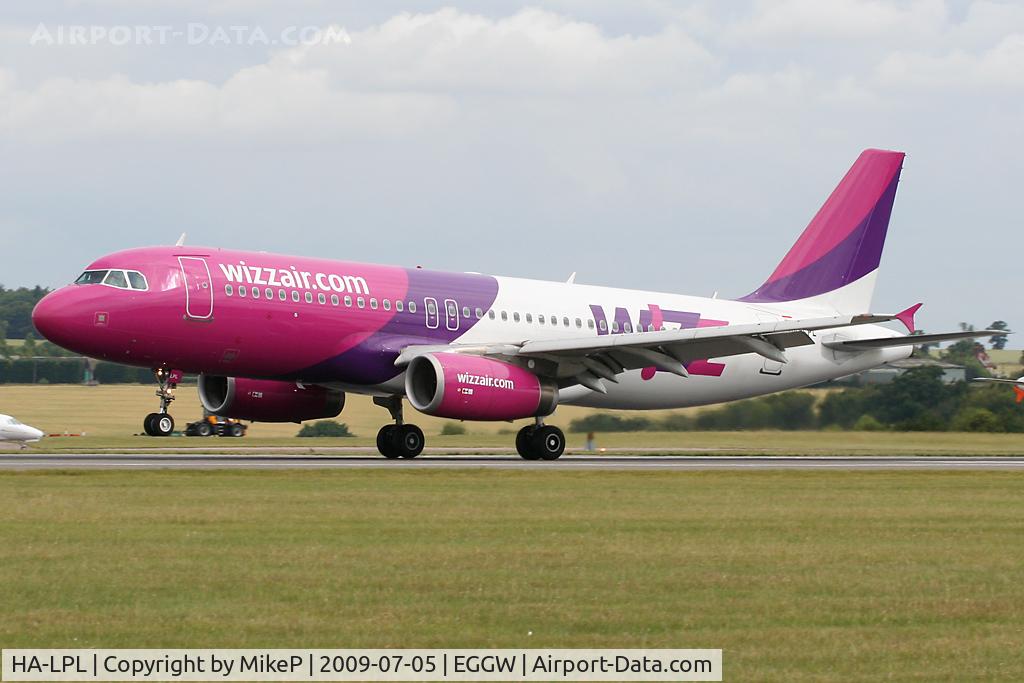 HA-LPL, 2007 Airbus A320-232 C/N 3166, Touching down on Runway 26.