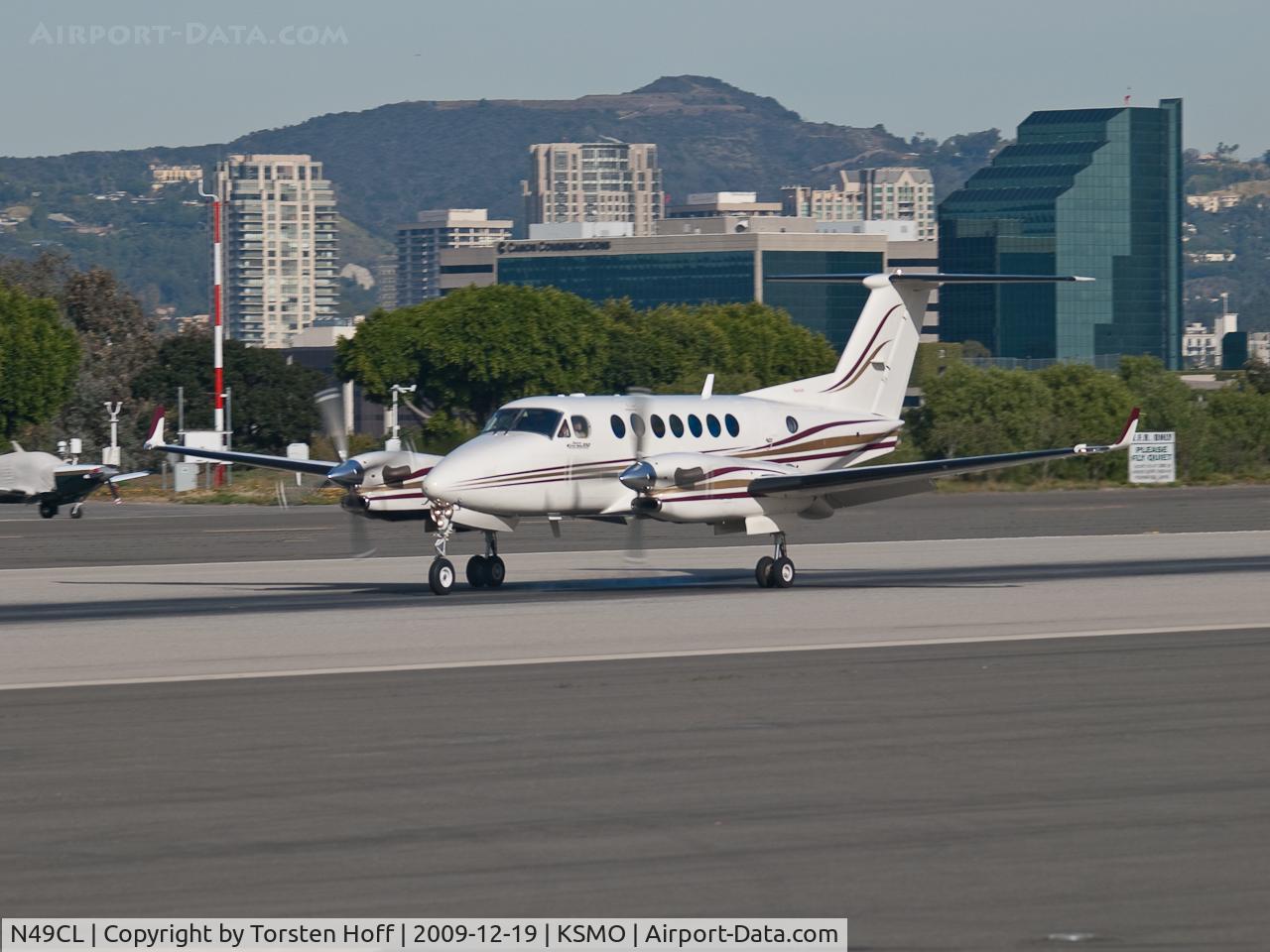 N49CL, 1999 Raytheon Aircraft Company B300 C/N FL-268, N49CL arriving on RWY 21