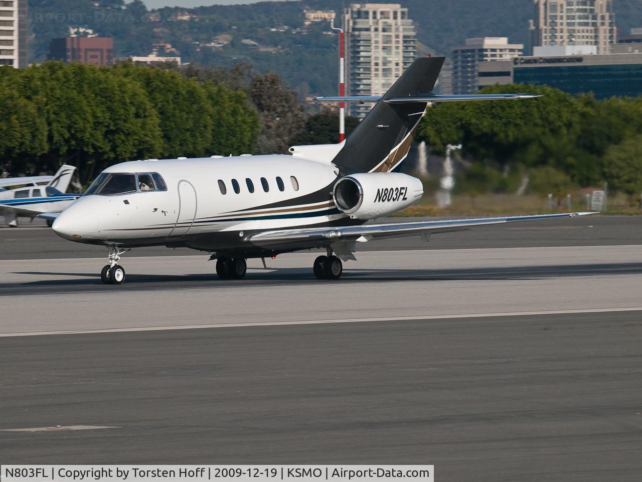 N803FL, 1999 Raytheon Hawker 800XP C/N 258455, N803FL departing from RWY 21