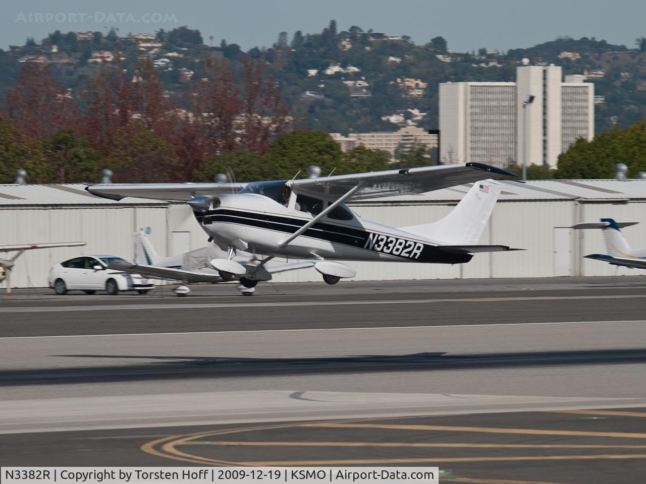 N3382R, 1967 Cessna 182L Skylane C/N 18258682, N3382R departing from RWY 21