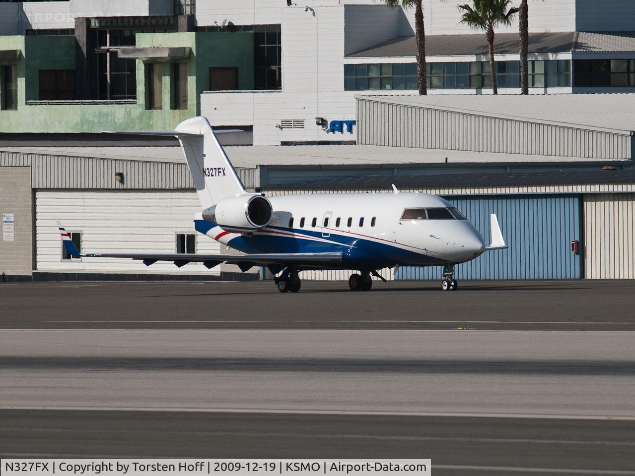 N327FX, 2000 Bombardier Challenger 604 (CL-600-2B16) C/N 5466, N327FX taxiing