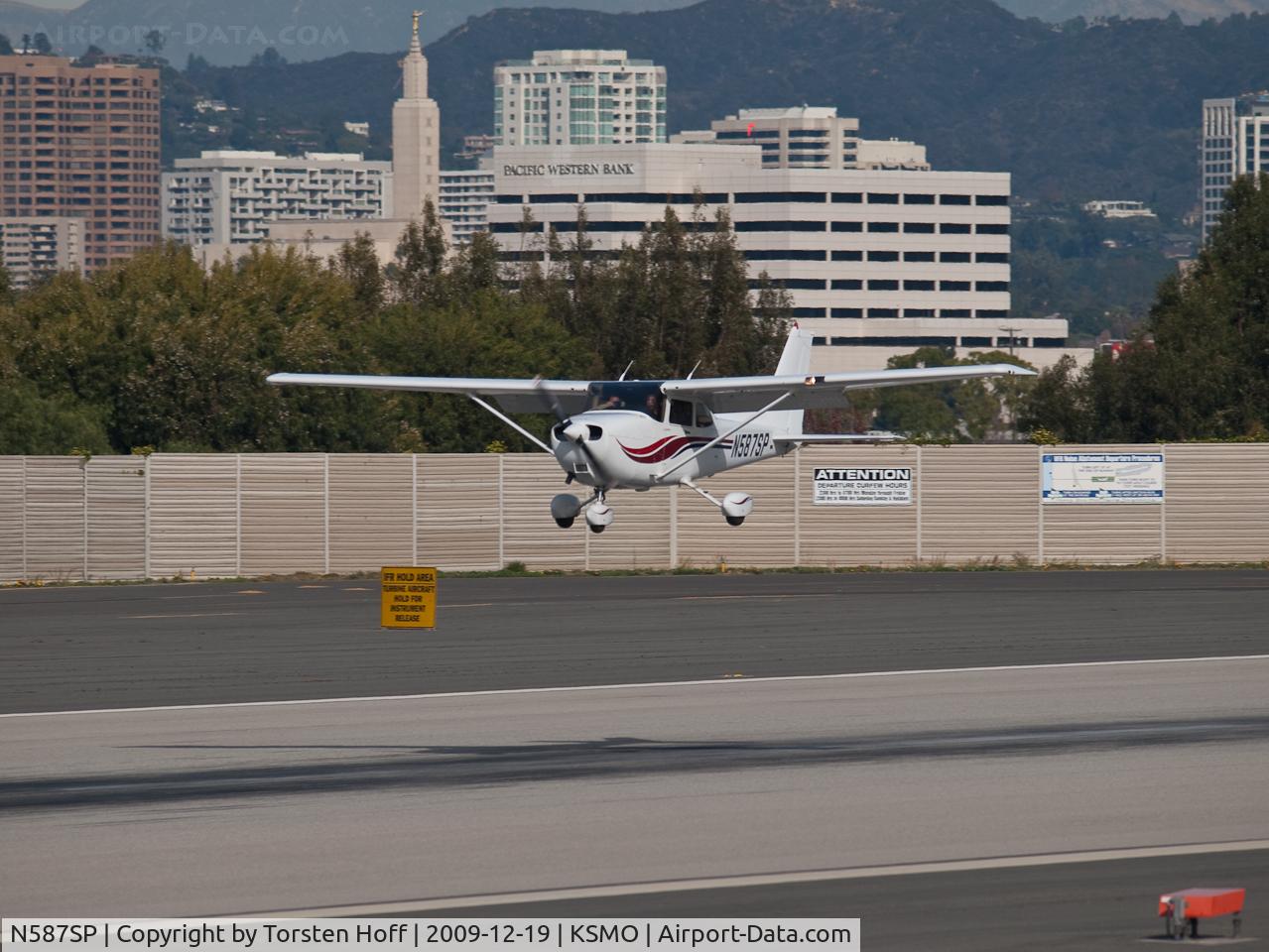 N587SP, 2000 Cessna 172S C/N 172S8518, N587SP arriving on RWY 21