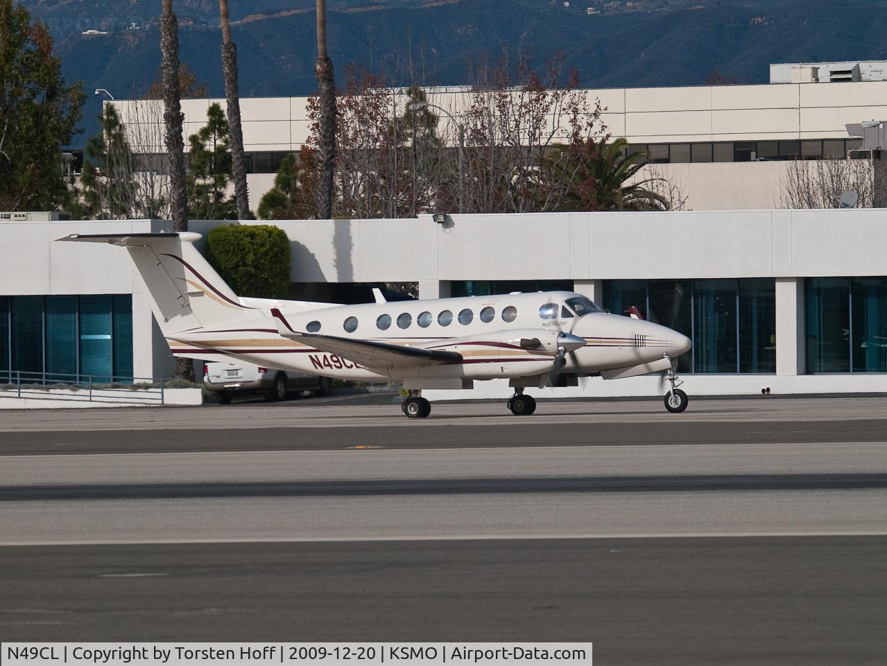 N49CL, 1999 Raytheon Aircraft Company B300 C/N FL-268, N49CL taxiing