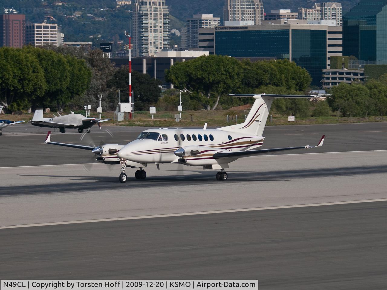 N49CL, 1999 Raytheon Aircraft Company B300 C/N FL-268, N49CL departing from RWY 21