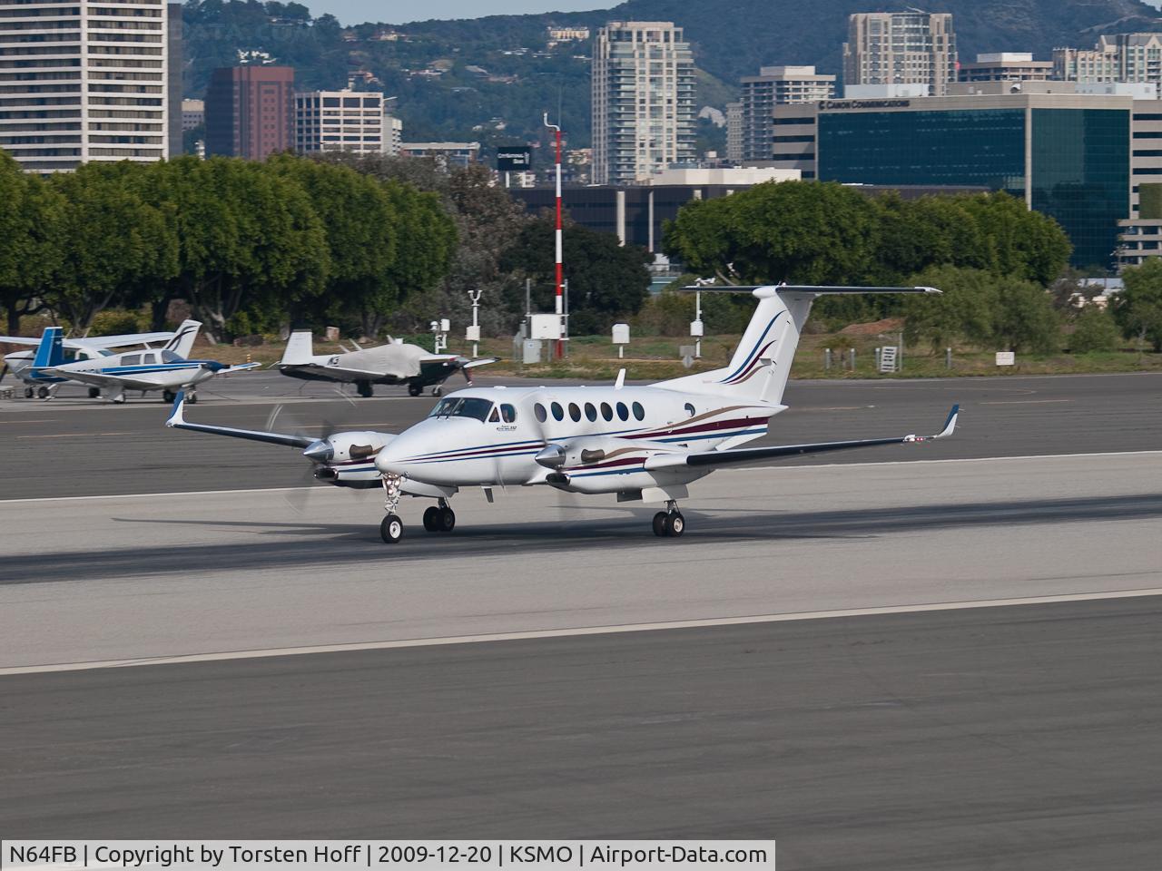 N64FB, 2000 Raytheon Aircraft Company B300 C/N FL-308, N64FB departing from RWY 21