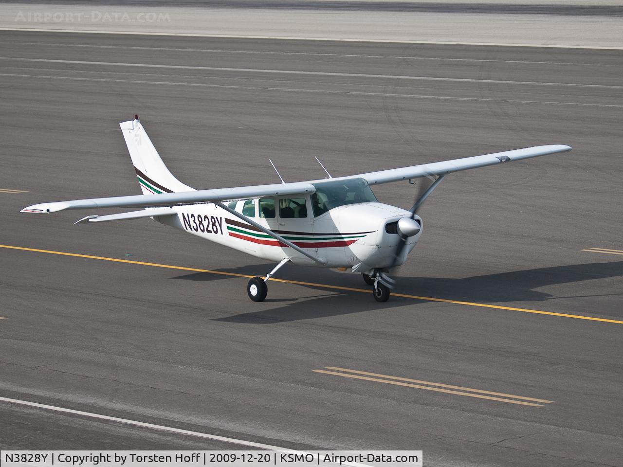 N3828Y, 1964 Cessna 210D Centurion C/N 21058328, N3828Y taxiing