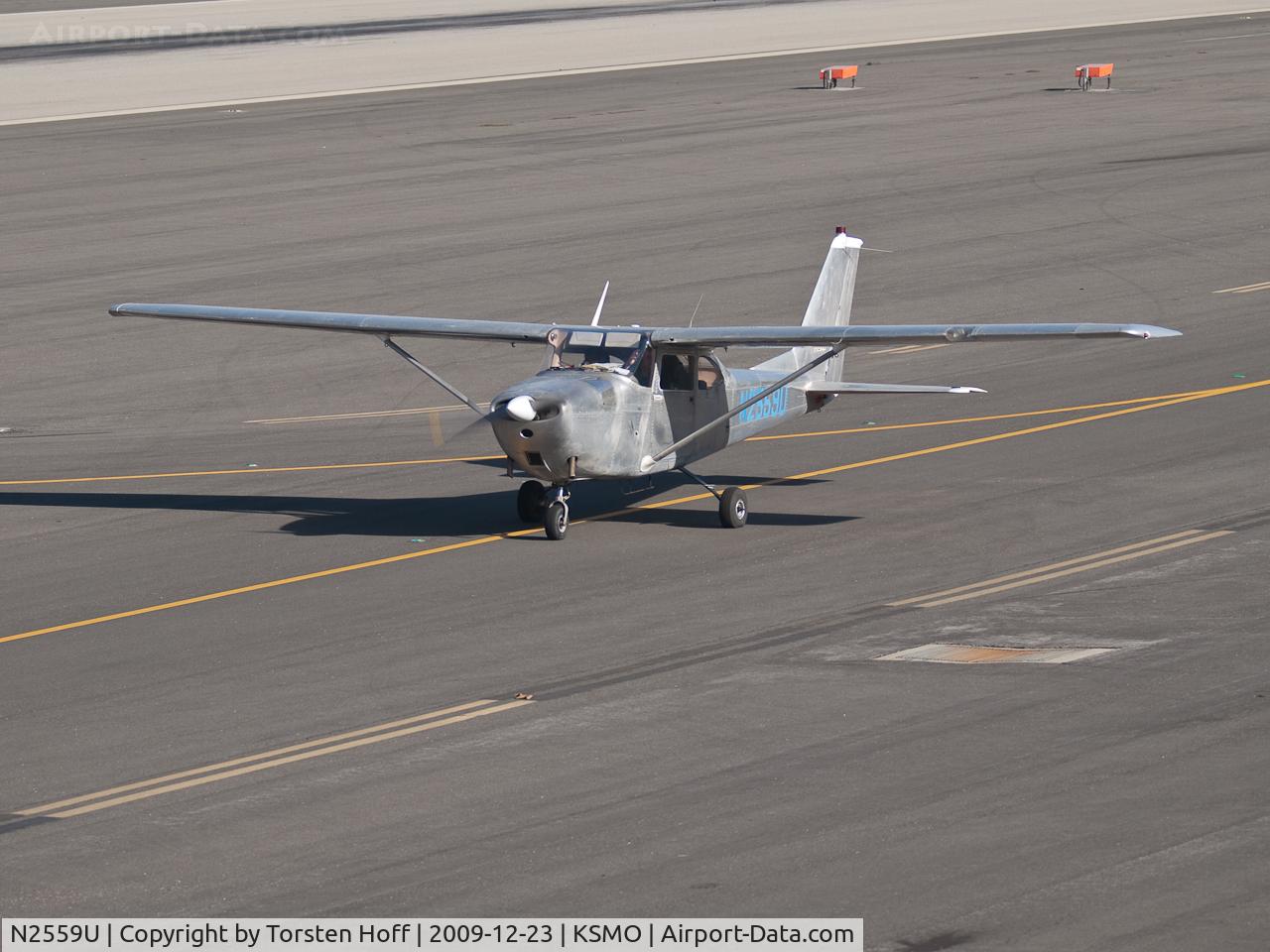 N2559U, 1963 Cessna 172D C/N 17250159, N2559U taxiing