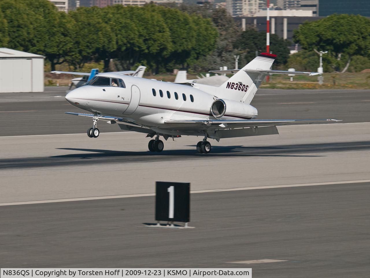 N836QS, 1999 Raytheon Hawker 800XP C/N 258436, N836QS arriving on RWY 21