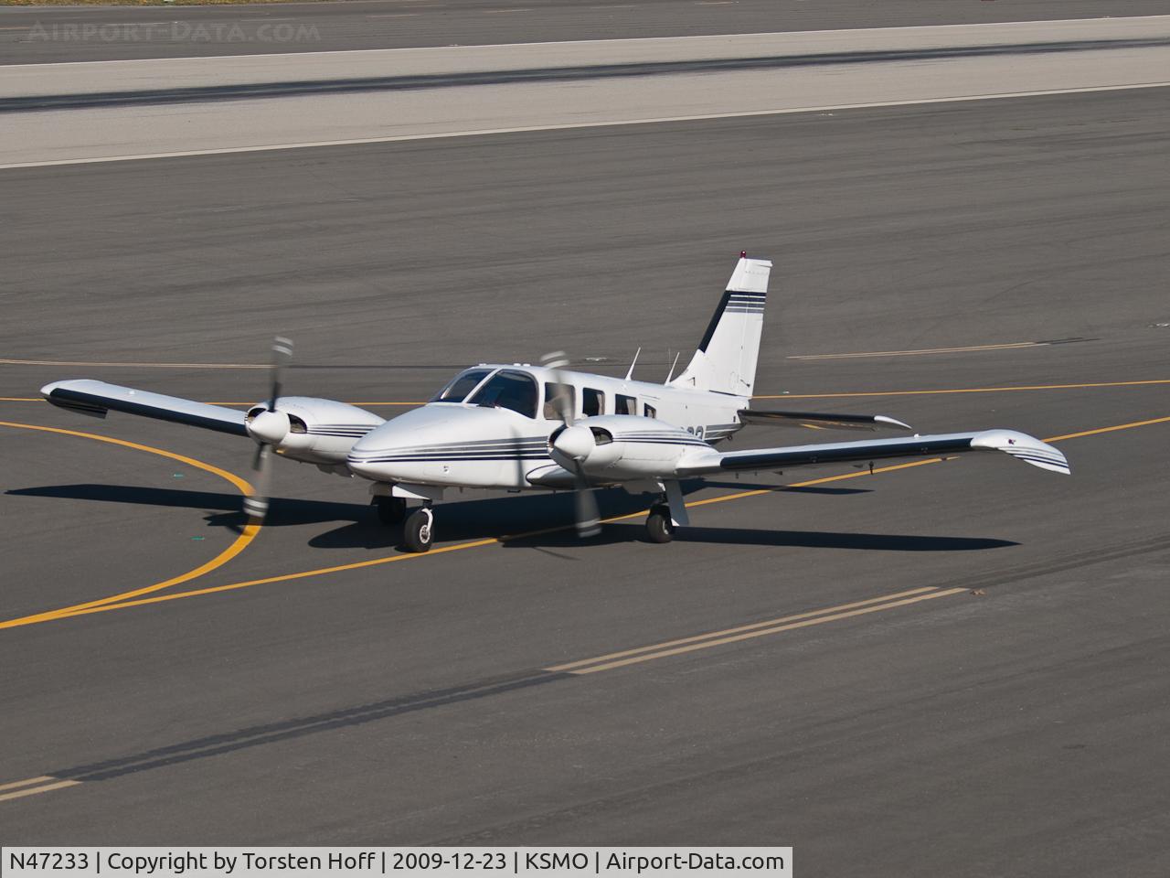 N47233, 1977 Piper PA-34-200T C/N 34-7870027, N47233 taxiing