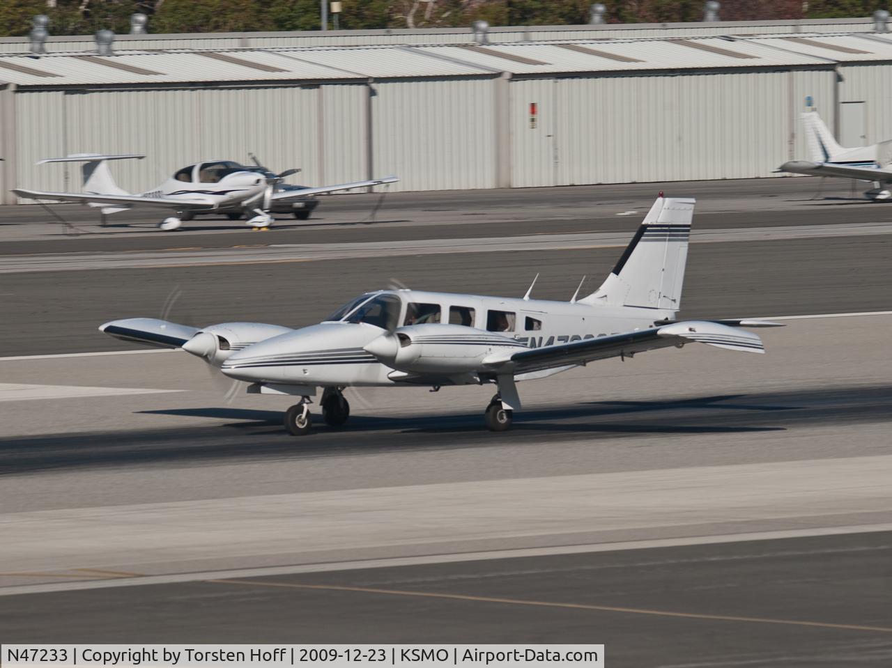 N47233, 1977 Piper PA-34-200T C/N 34-7870027, N47233 departing from RWY 21