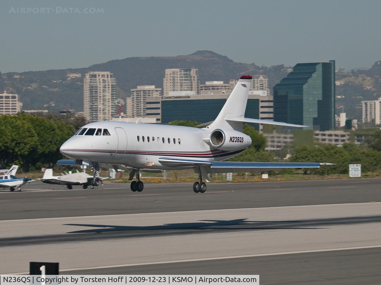N236QS, 2000 Dassault Falcon 2000 C/N 136, N236QS arriving on RWY 21
