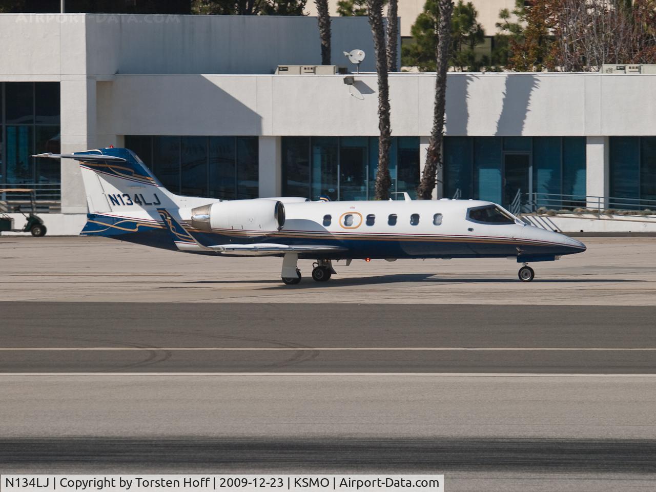 N134LJ, 1997 Learjet Inc 31A C/N 31-134, N134LJ taxiing