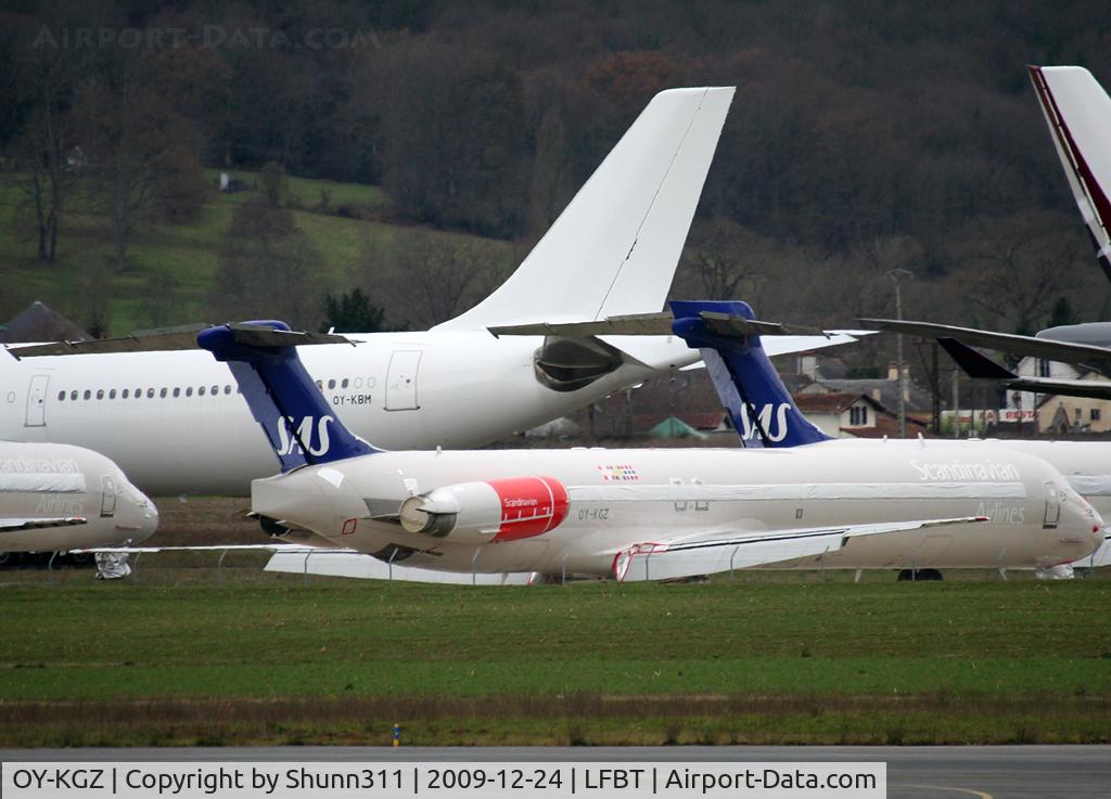 OY-KGZ, 1985 McDonnell Douglas MD-81 (DC-9-81) C/N 49381, Stored