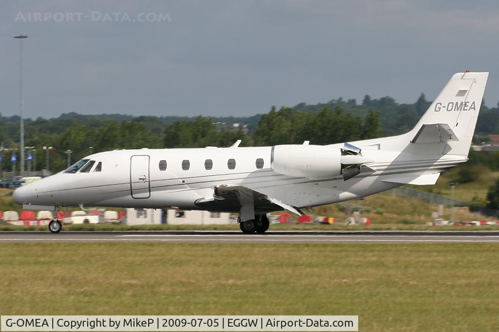 G-OMEA, 2006 Cessna 560XL Citation XLS C/N 560-5610, Braking on arrival on r/w 26 at Luton.
