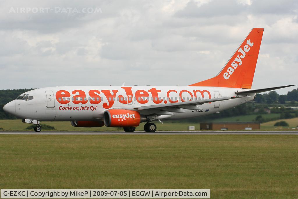 G-EZKC, 2004 Boeing 737-73V C/N 32424, Rolling down Runway 26.