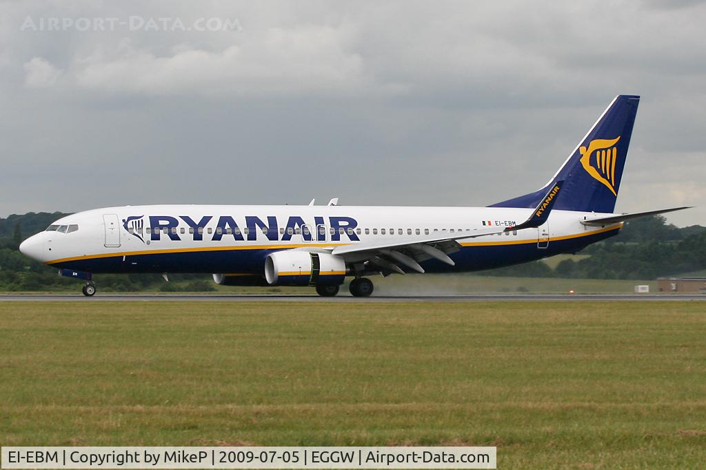 EI-EBM, 2009 Boeing 737-8AS C/N 35002, Coming to a halt on a damp Luton runway.
