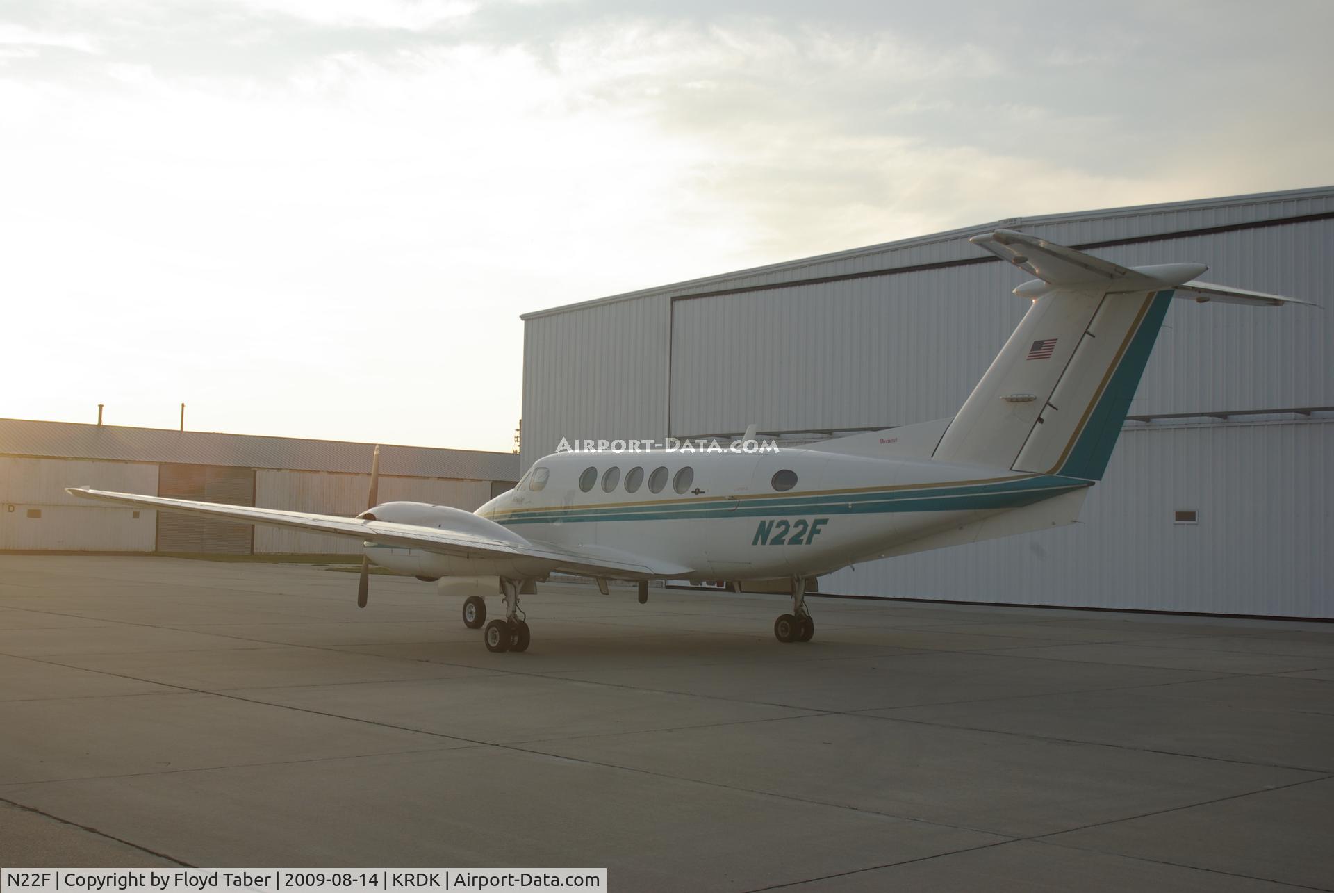N22F, 1982 Beech B200 King Air C/N BB-1025, waiting