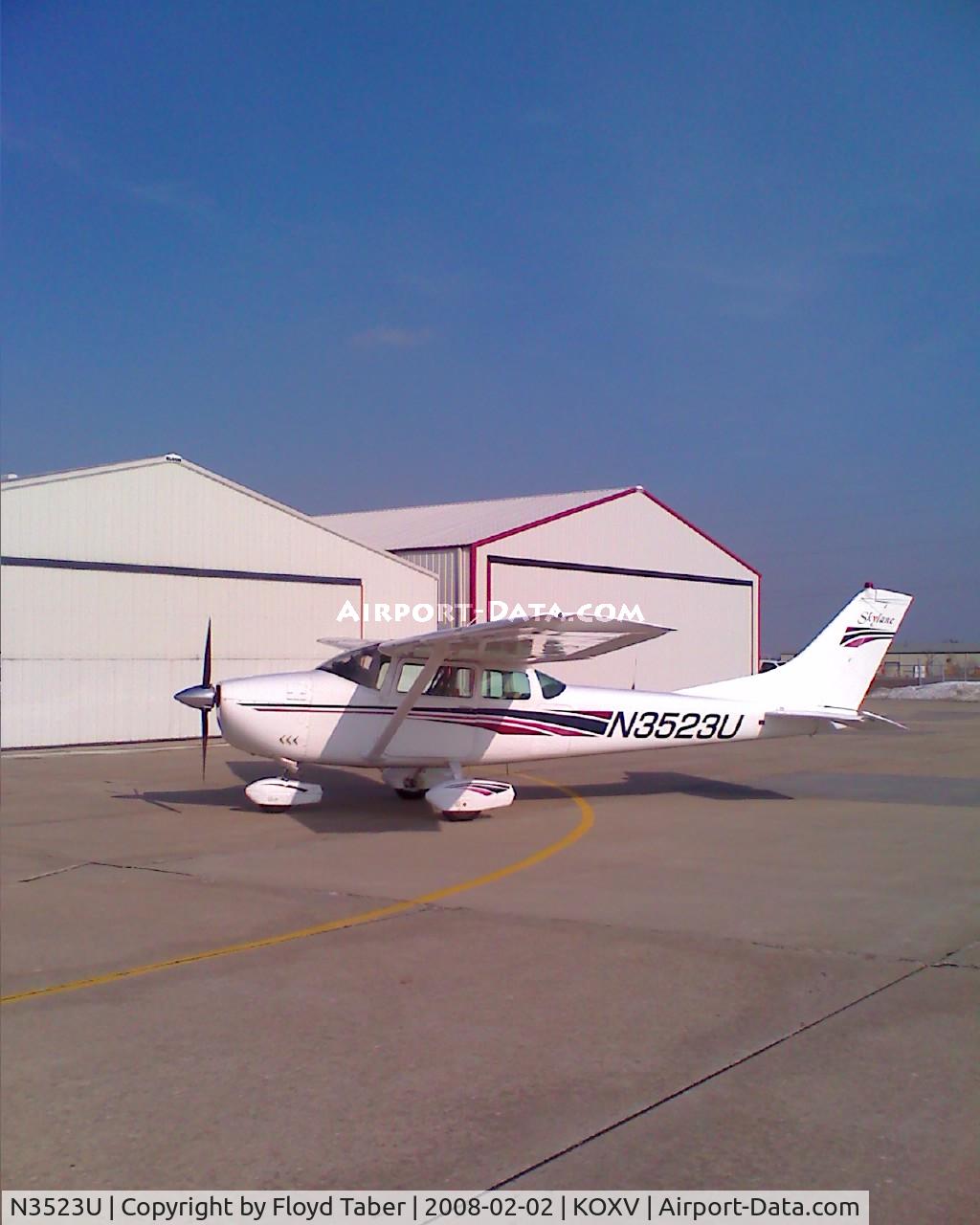 N3523U, 1963 Cessna 182F Skylane C/N 18254923, Awaiting Fuel