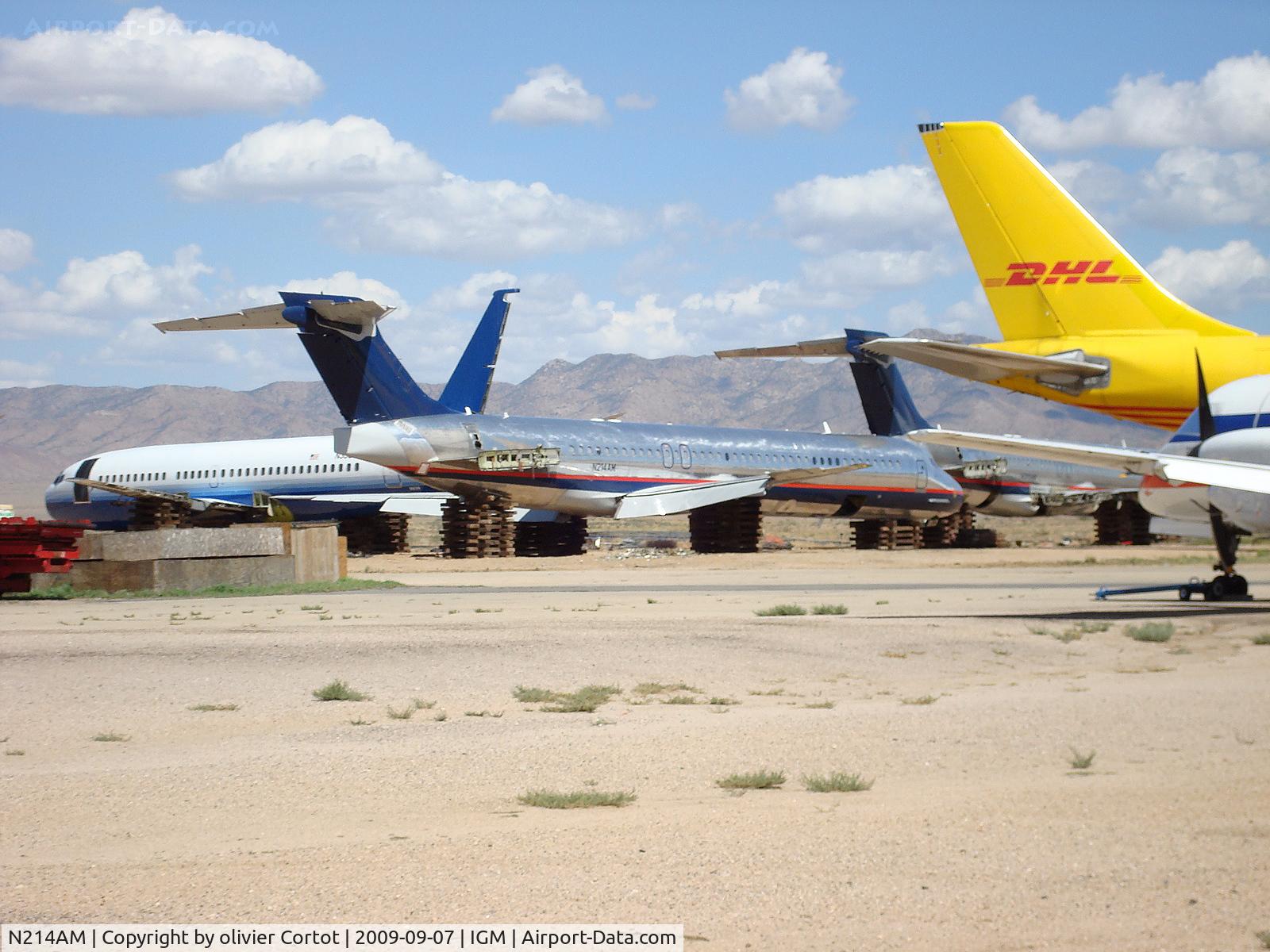 N214AM, 1988 McDonnell Douglas DC-9-87 C/N 49585, ecologic landing gear for this poor DC-9 !