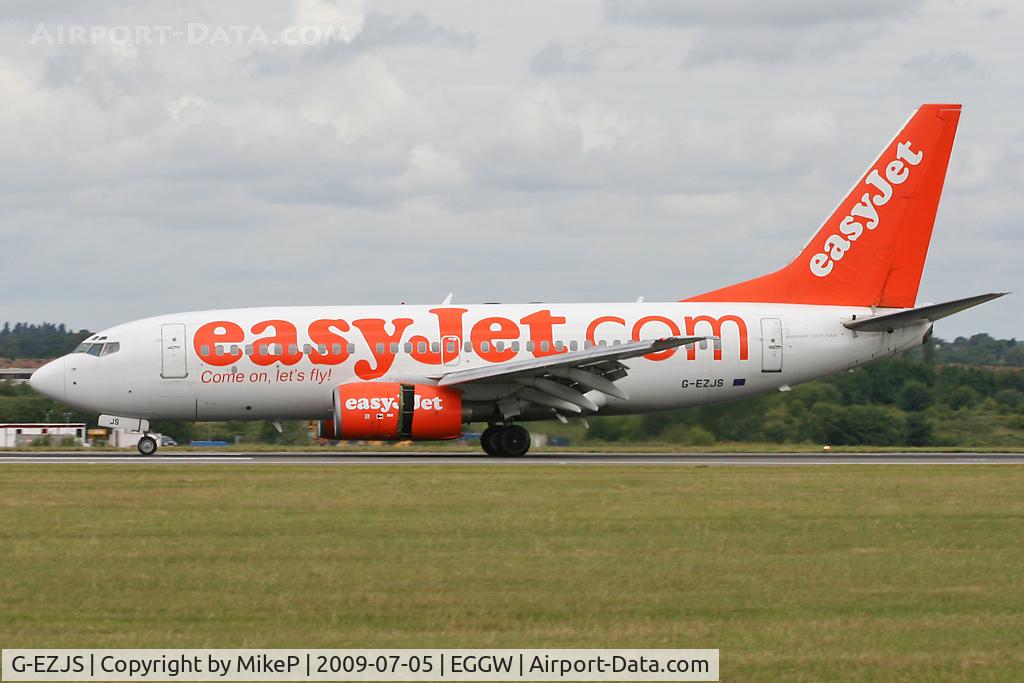 G-EZJS, 2002 Boeing 737-73V C/N 32414, Braking after touchdown on Runway 26.
