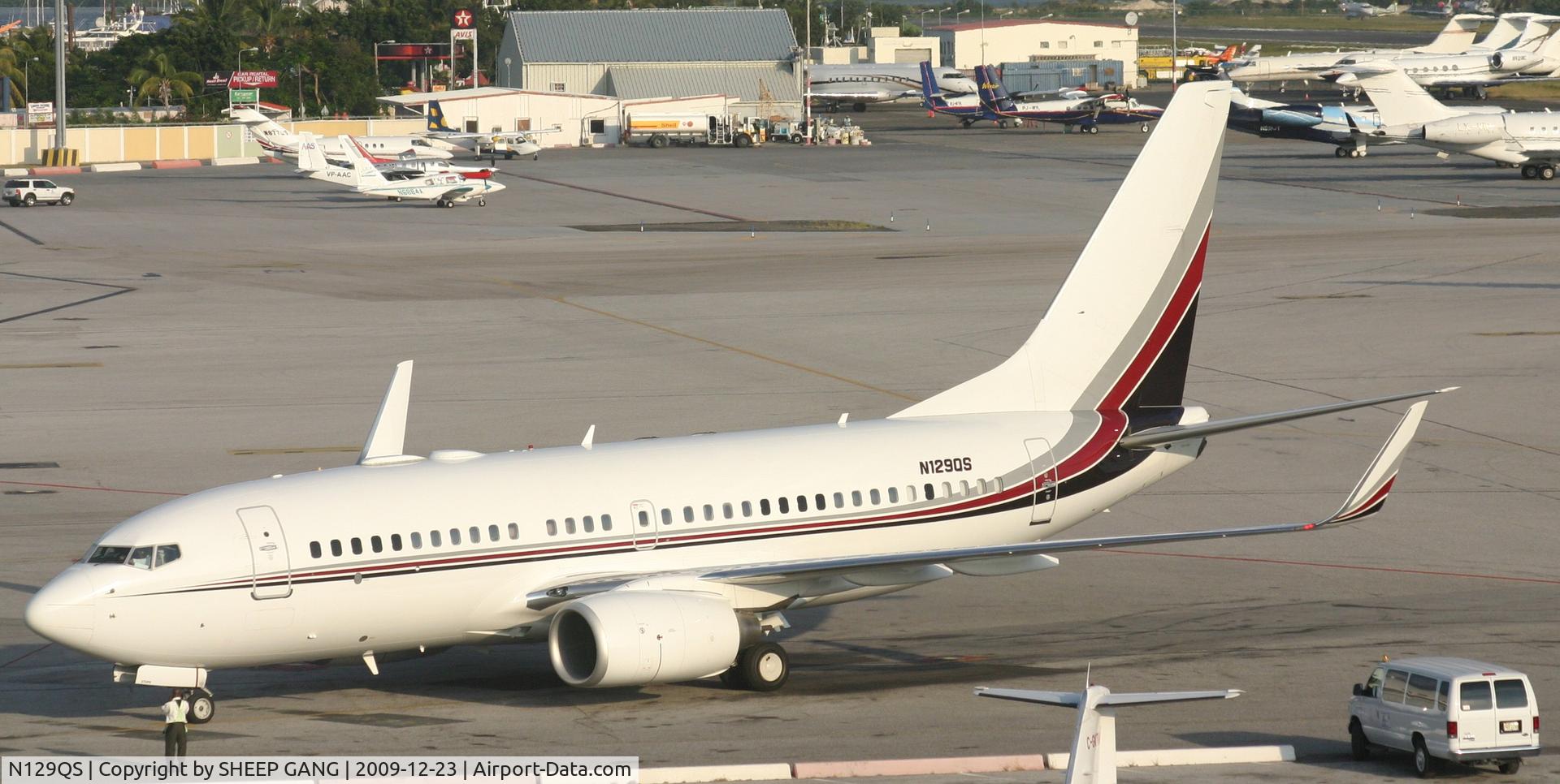 N129QS, 1999 Boeing 737-7BC C/N 30329, N129QS at the gate after landing at TNCM