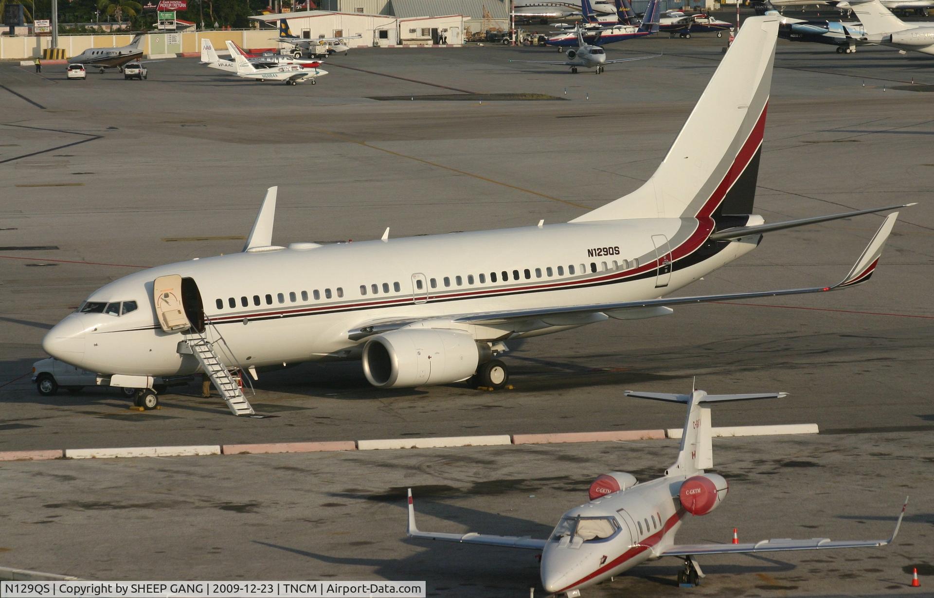 N129QS, 1999 Boeing 737-7BC C/N 30329, N129QS at the gates debarking the passengers