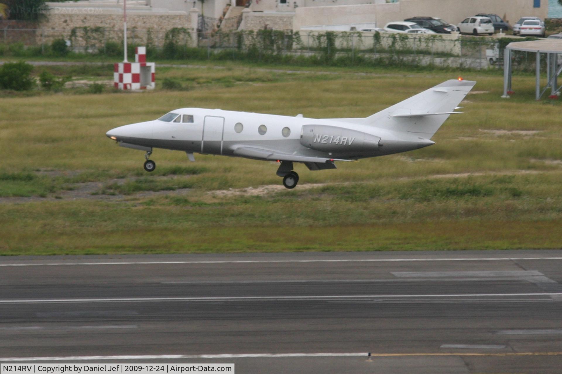 N214RV, 1988 Dassault Falcon 10 C/N 217, N214RV in the glide slope over the tresh hold for runway 10 TNCM
