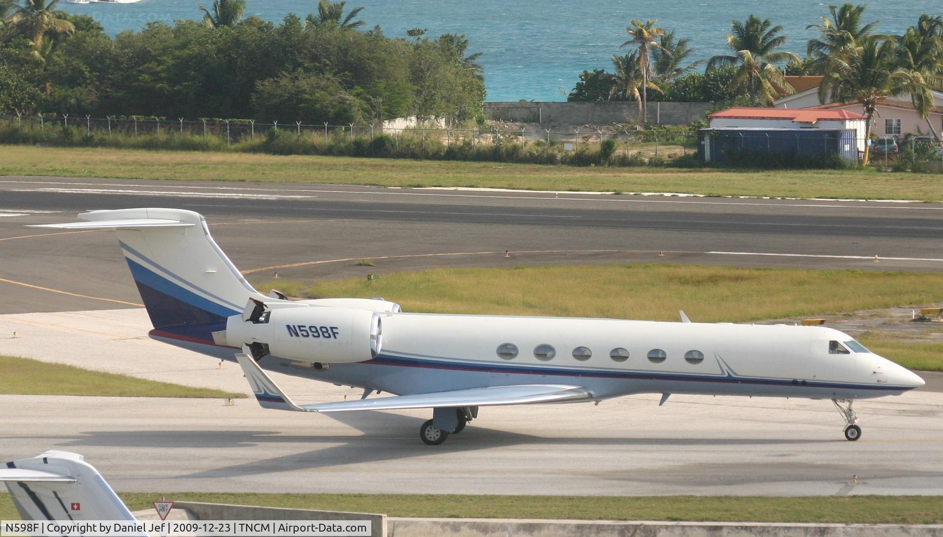 N598F, 2000 Gulfstream Aerospace G-V C/N 598, Taxing to parking at the cargo ramp and making use of there revers trusters
