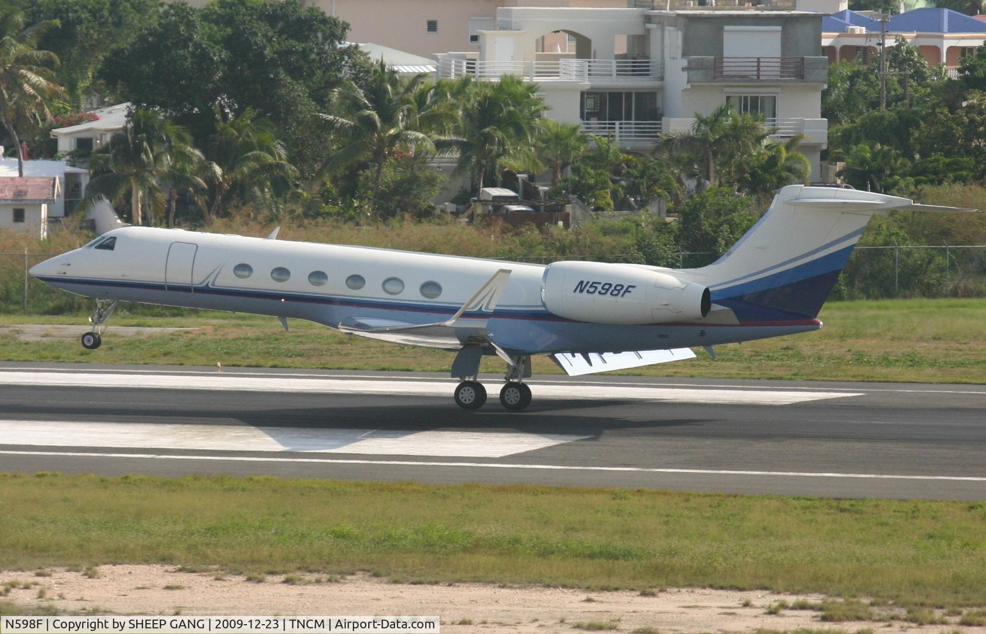 N598F, 2000 Gulfstream Aerospace G-V C/N 598, N598F landing