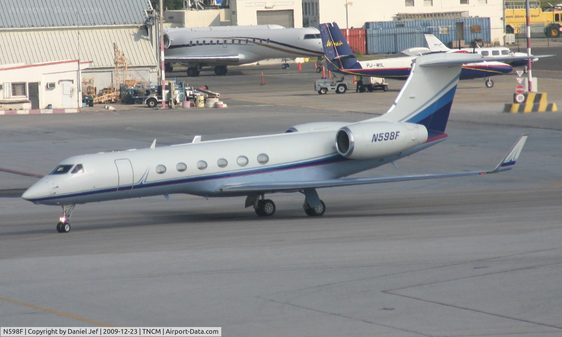 N598F, 2000 Gulfstream Aerospace G-V C/N 598, N598F taxing on the main ramp for parking at the cargo ramp
