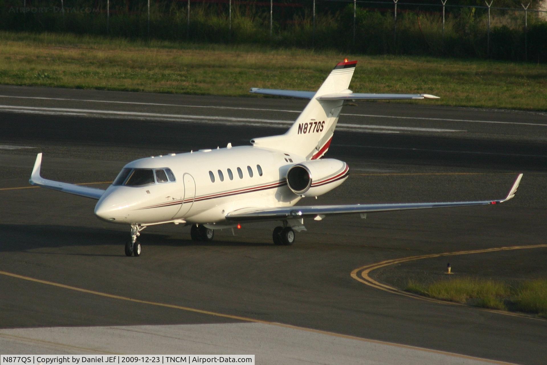 N877QS, 2008 Hawker Beechcraft Hawker 900XP C/N HA-0066, N877QS entering taxi way BRAVO for ALPHA befor take off