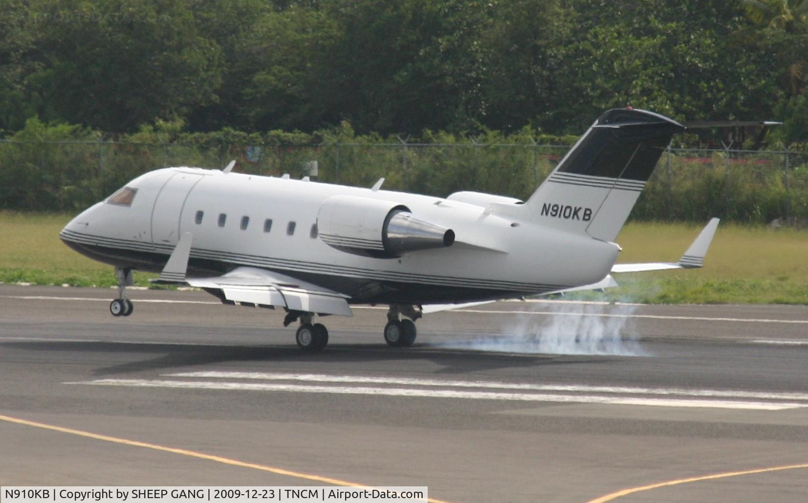 N910KB, 1983 Canadair Challenger 601 (CL-600-2A12) C/N 3007, Main landing gear down on runway 10 for N910IKB