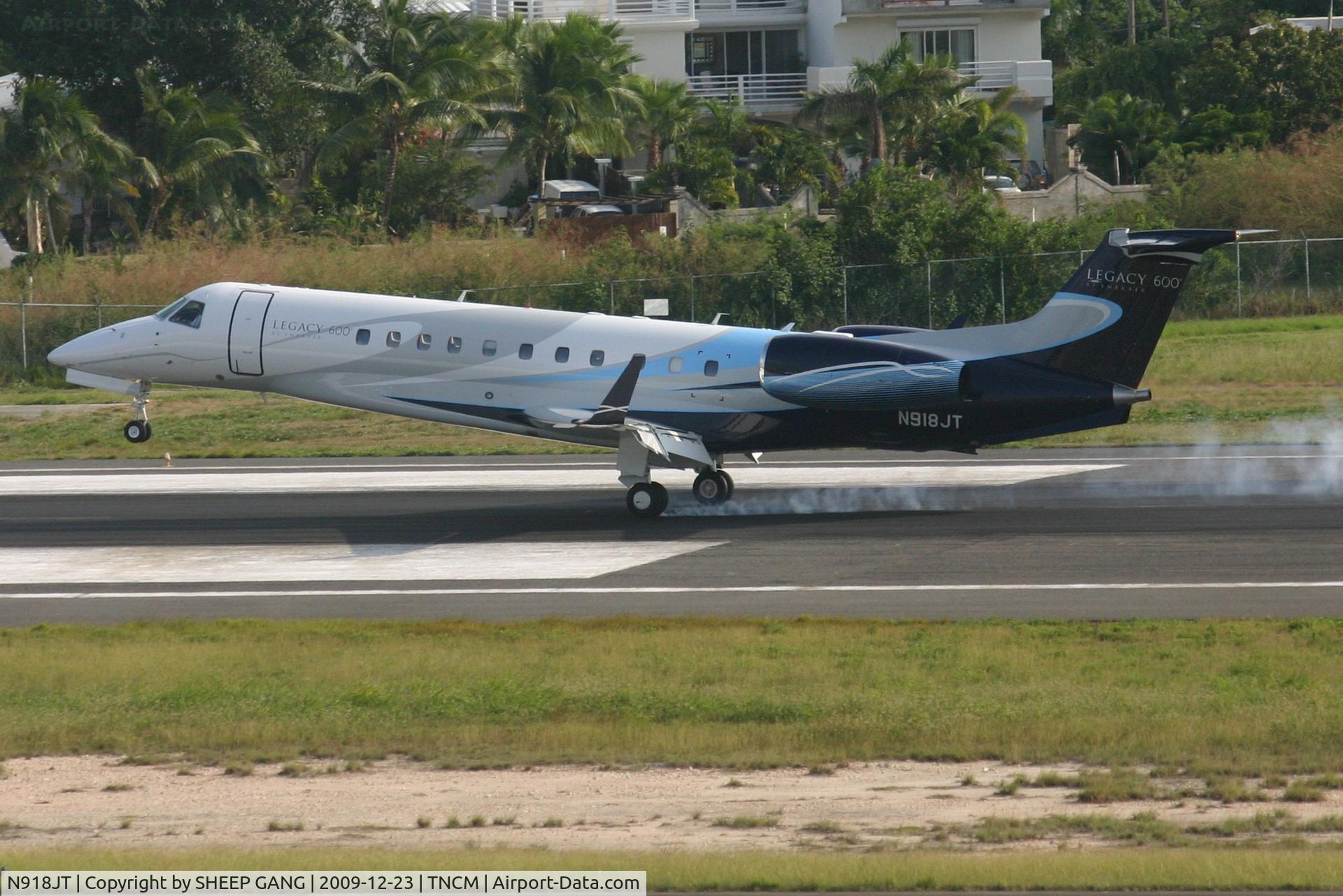 N918JT, 2008 Embraer EMB-135BJ Legacy 600 C/N 14501032, Main landing gear down for the N918JT on runway 10