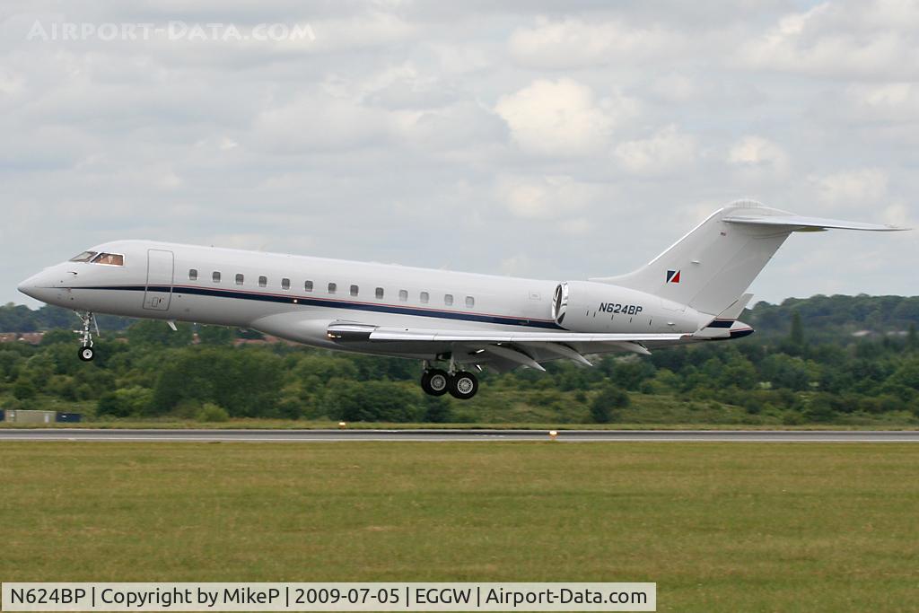 N624BP, 2007 Bombardier BD-700-1A10 Global Express C/N 9236, About to touchdown on Runway 26.