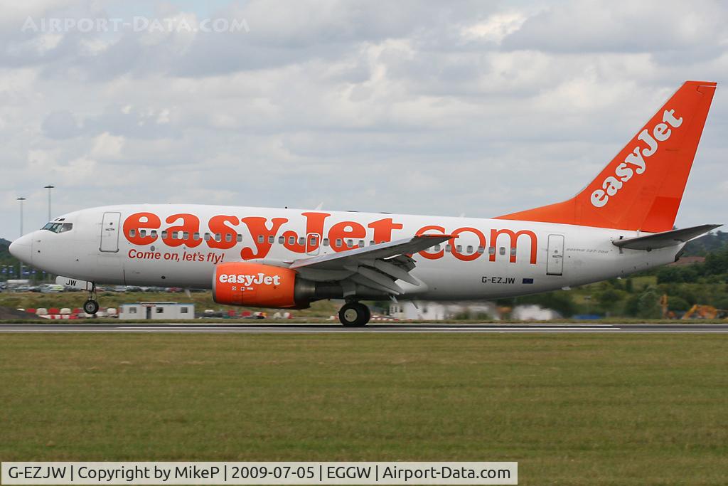 G-EZJW, 2003 Boeing 737-73V C/N 32418, Runway 26 arrival.