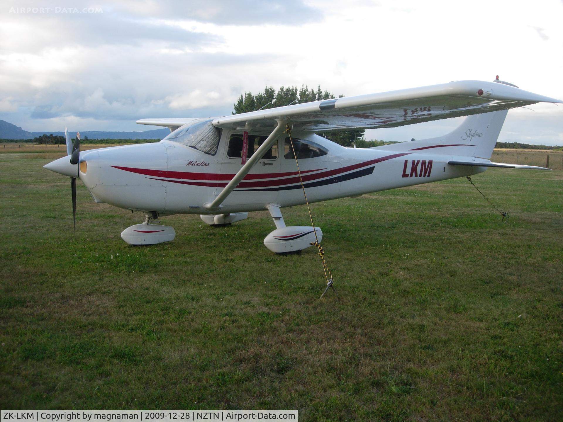 ZK-LKM, 2000 Cessna 182S Skylane C/N 18280796, A christmas stayover